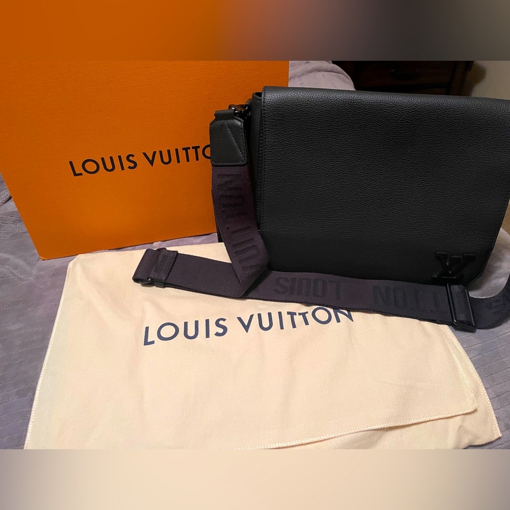 Louis Vuitton Messenger bag